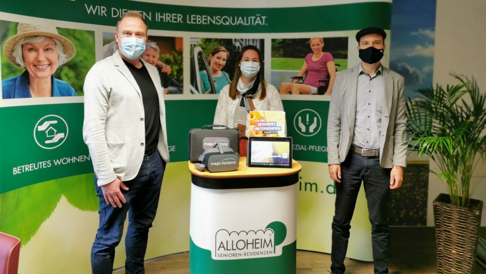 Informationsstand des Alloheim Seniorenzentrum mit mehreren Personen und Magic Horizons VR-Brillen