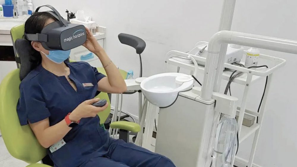 Person liegt auf einer Behandlungsliege mit einer Magic Horizons Virtual-Reality-Brille