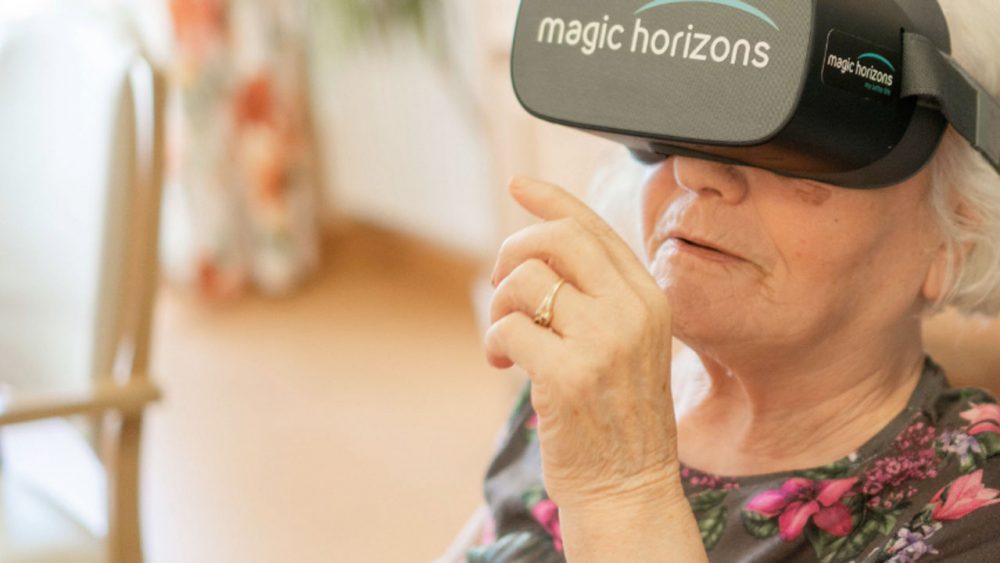Nahaufnahme einer dementen Person mit Magic Horizons Virtual-Reality-Brille