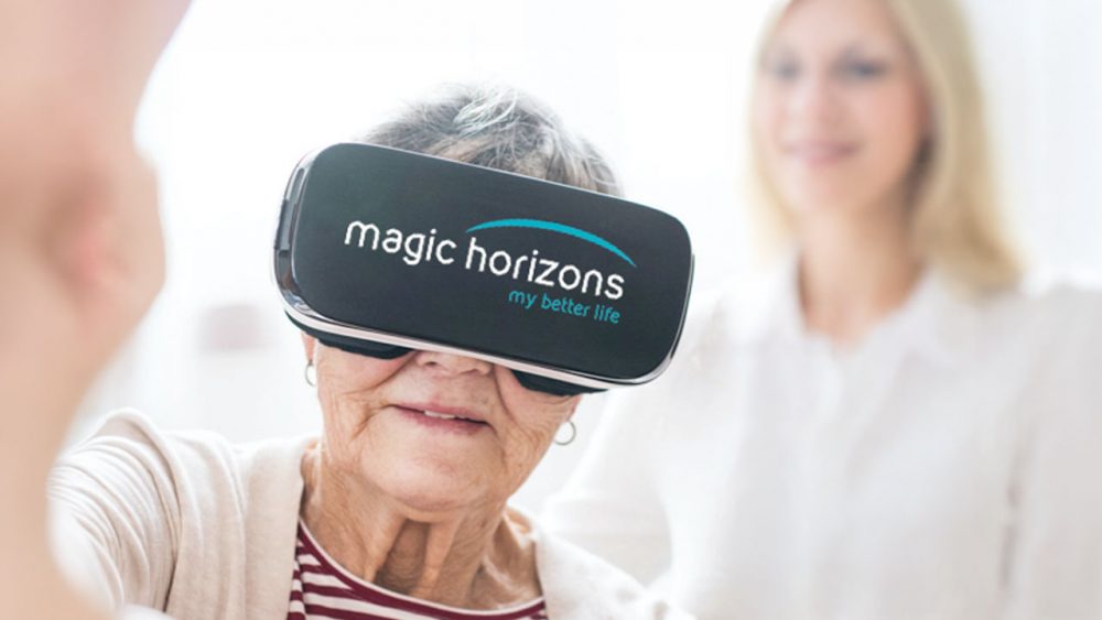 Ältere Person trägt eine Magic Horizons Virtual-Reality-Brille