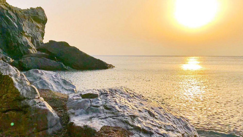 Ruhige Meereslandschaft bei Sonnenuntergang