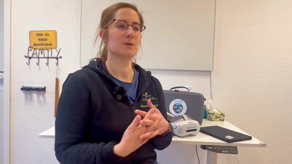 Person erklärt den Einsatz einer Magic Horizons Virtual-Reality-Brille in einem Raum