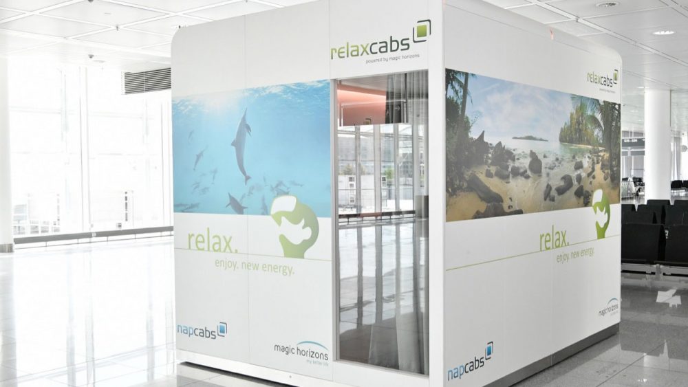 Informationsaufsteller zu einem Magic Horizons Virtual-Reality-Angebot im Flughafen München