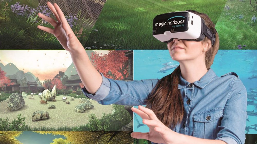 Person trägt eine Magic Horizons Virtual-Reality-Brille und zeigt mit der Hand nach vorne