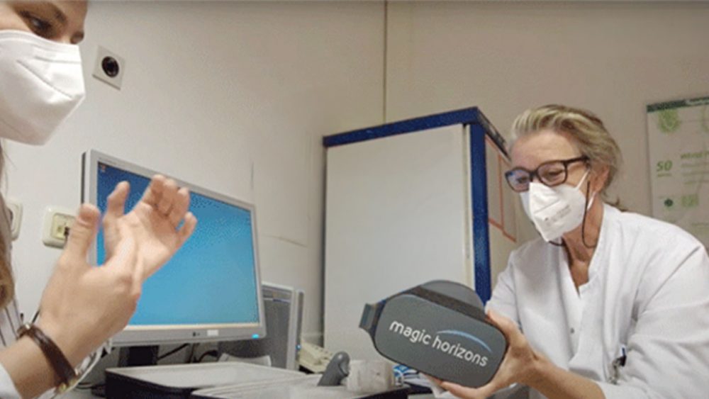 Nahaufnahme einer Magic Horizons Virtual-Reality-Brille auf einem Tisch in der Kinderonkologie