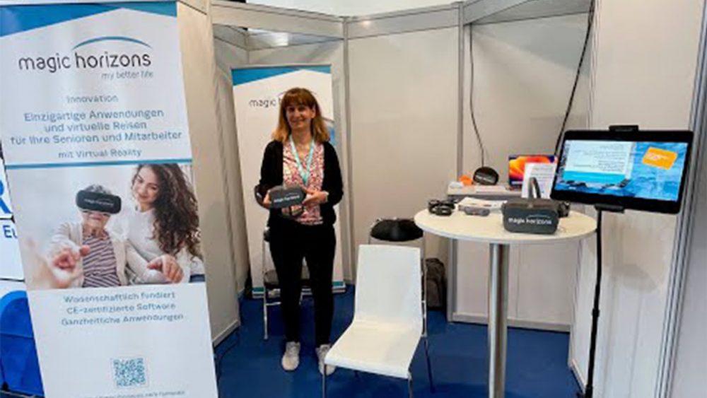 Person steht an einem Stand von Magic Horizons auf der Altenpflegemesse 2023