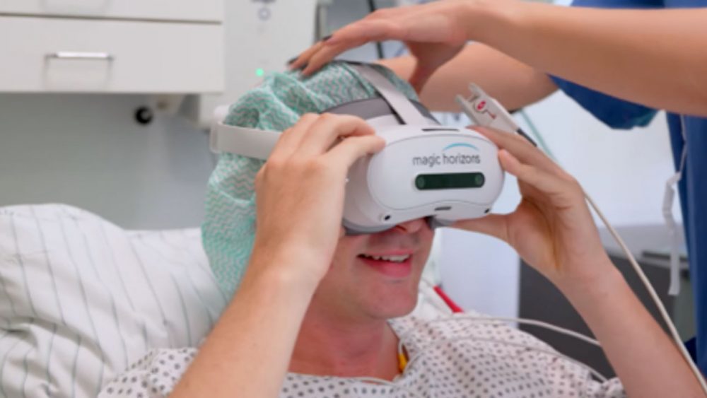 Ältere Person im Krankenhaus nutzt eine Magic Horizons Virtual-Reality-Brille