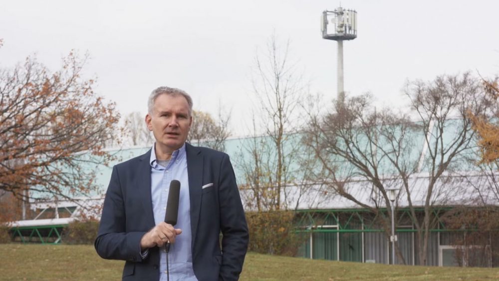 Person steht im Freien und spricht über Magic Horizons Virtual Reality und 5G