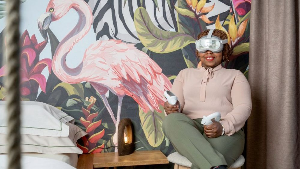Person trägt eine Magic Horizons Virtual-Reality-Brille vor einer Wandgestaltung