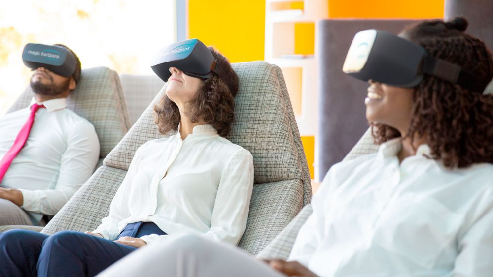 Personen sitzen auf Sesseln und und tragen Magic Horizons Virtual-Reality-Brillen