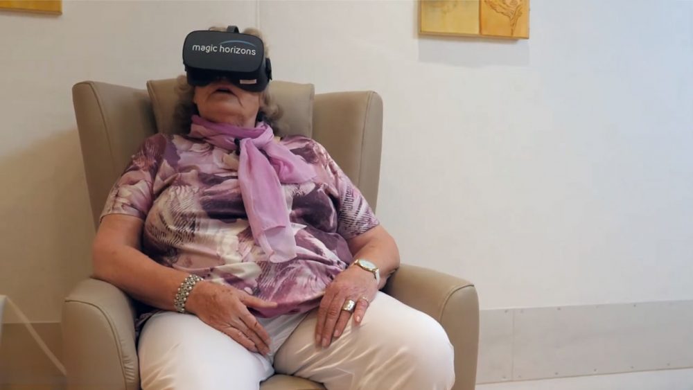 Person sitzt entspannt mit einer Magic Horizons Virtual-Reality-Brille im Seniorenheim Priental