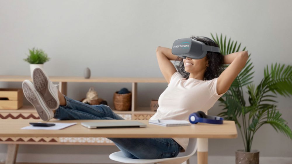 Person sitzt entspannt mit einer Magic Horizons Virtual-Reality-Brille auf einem Stuhl
