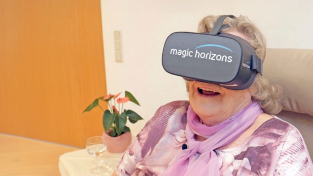 Ältere Person sitzt mit einer Magic Horizons Virtual-Reality-Brille auf einem Stuhl