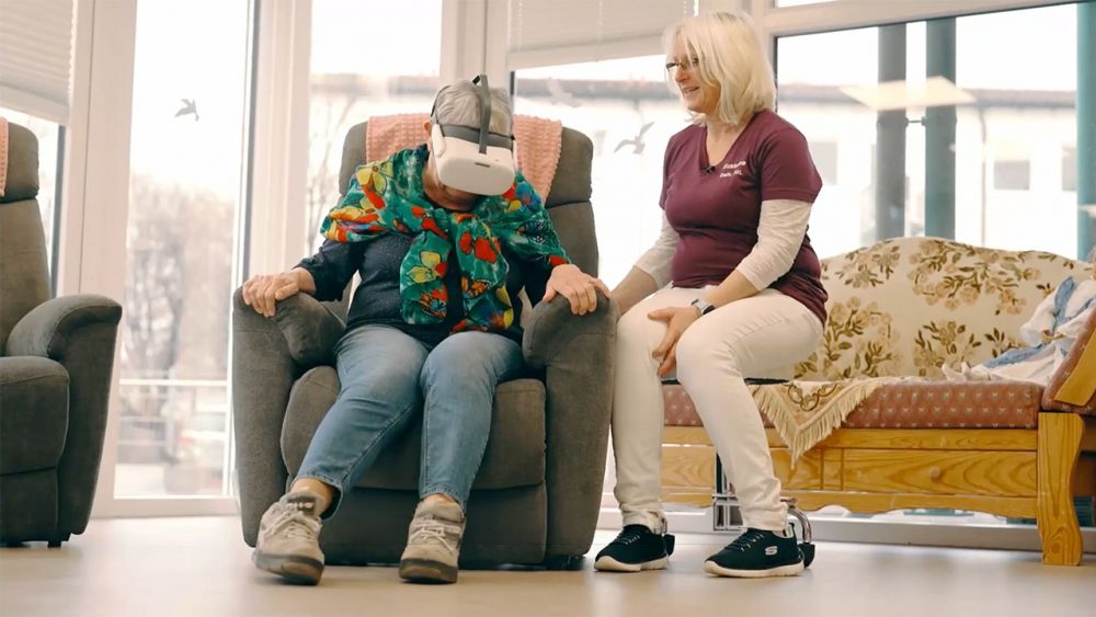Zwei Personen sitzen in einem Beratungsgespräch auf einem Sofa