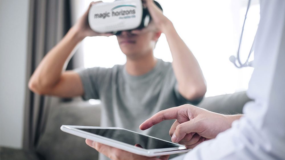 Person setzt eine Magic Horizons Virtual-Reality-Brille mit den Händen auf