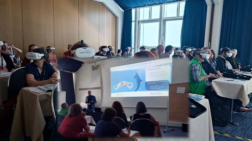 Vortrag über Magic Horizons Virtual Reality vor Publikum in einem Seminarraum