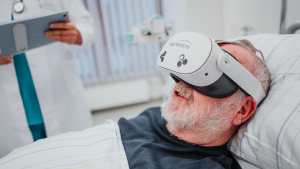 Bewohner einer stationären Pflegeeinrichtung nutzt Medical VR von Magic Horizons zur Entspannung und Stressreduktion im Pflegealltag.